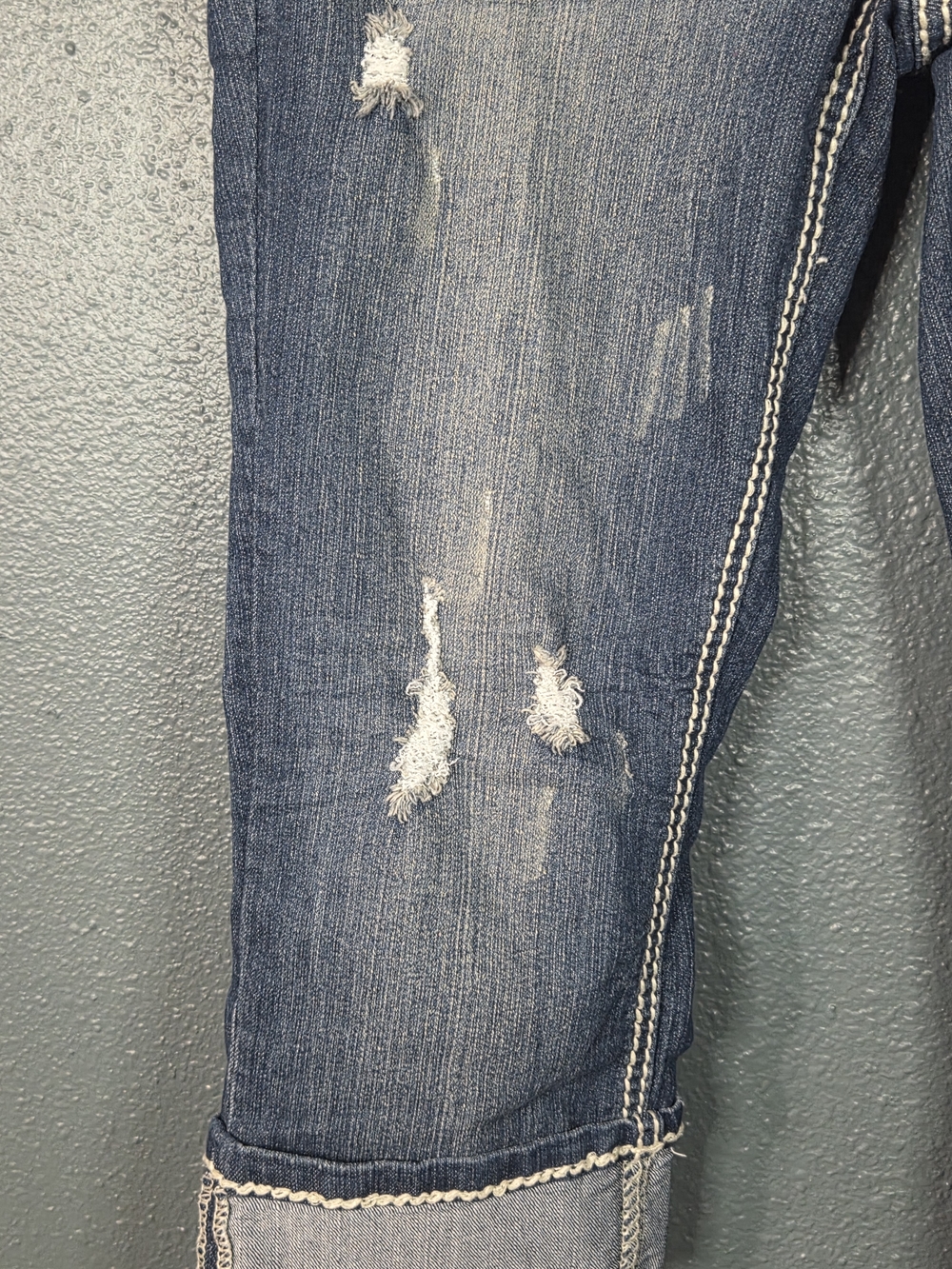 Rue 21 Denim Capri Jeans  Distressed Ripped Embroidered Back Pockets Size 7/8 - Picture 3 of 9